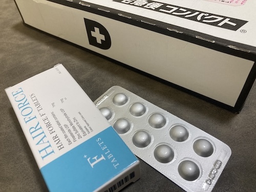 DMMオンラインクリニックのAGA治療薬と配送ボックスの画像